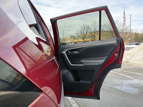 Used 2020 Toyota RAV4 XLE image 32