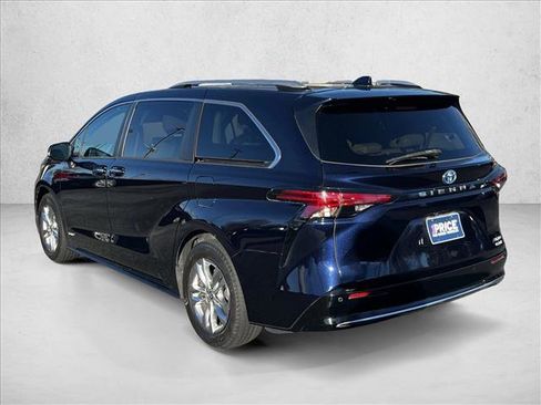 Used 2021 Toyota Sienna Limited image 7