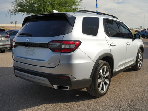 Used 2023 Honda Pilot Touring image 5