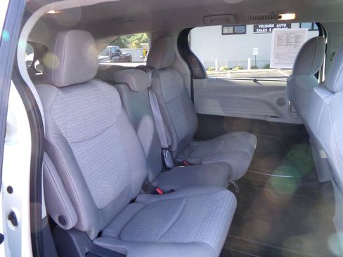 Used 2021 Toyota Sienna LE AWD/4WD image 35