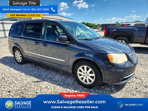 Used 2014 Chrysler Town & Country Touring FWD image 5