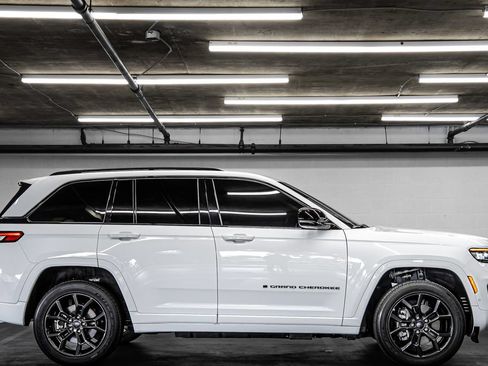Used 2023 Jeep Grand Cherokee 30th Anniversary AWD/4WD image 6