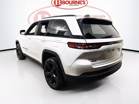 Used 2022 Jeep Grand Cherokee Altitude image 8