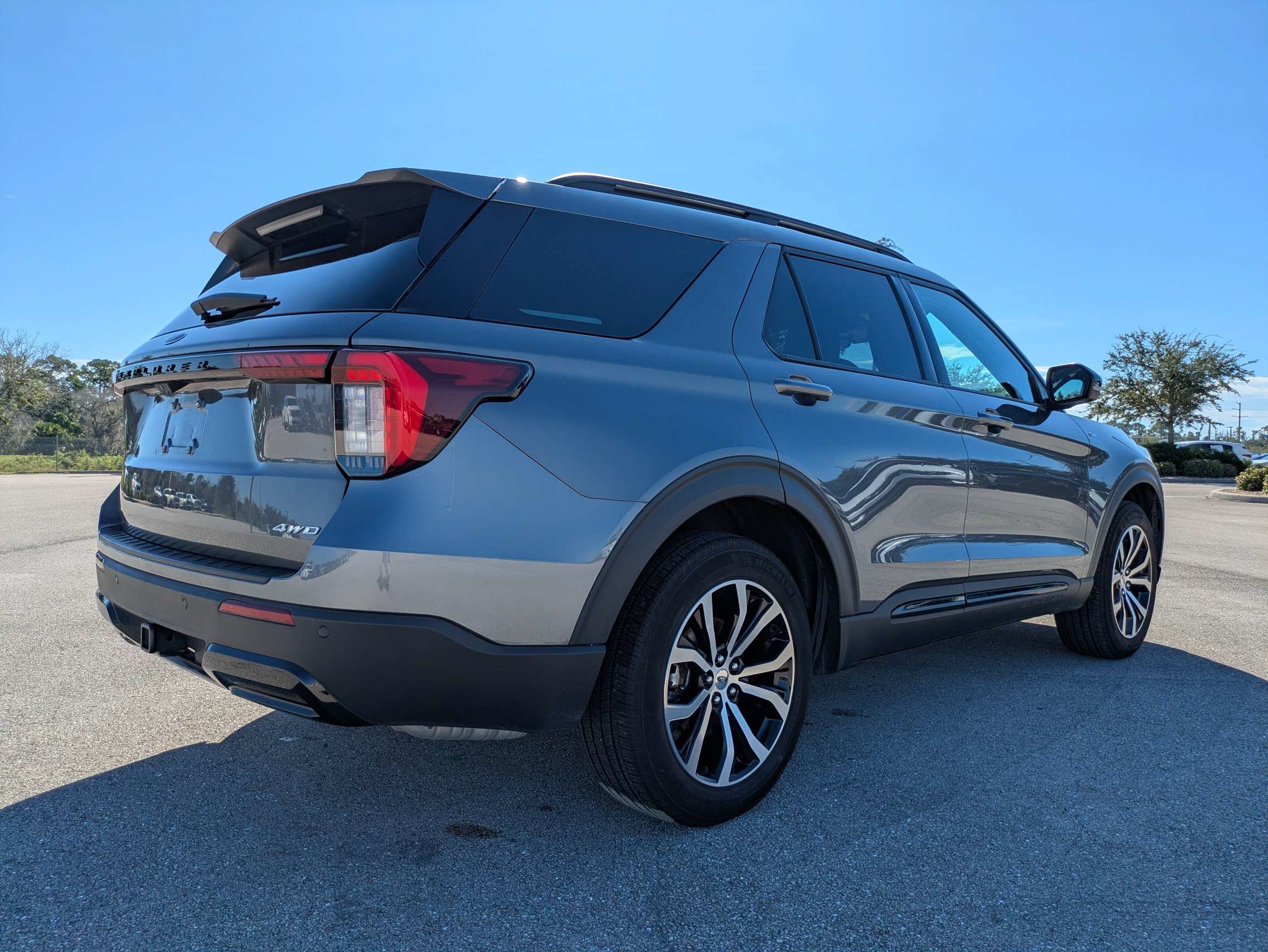 Used 2025 Ford Explorer ST-Line AWD/4WD image 4