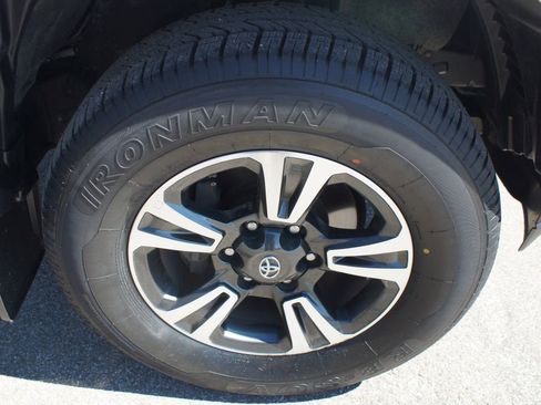 Used 2019 Toyota Tacoma TRD Sport image 26