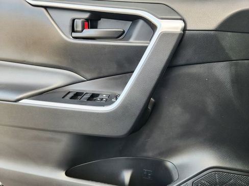 Used 2022 Toyota RAV4 LE image 17