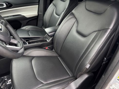 Used 2025 Jeep Compass Limited image 38