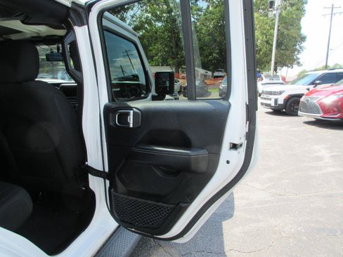 Used 2018 Jeep Wrangler Unlimited Sahara AWD/4WD image 21