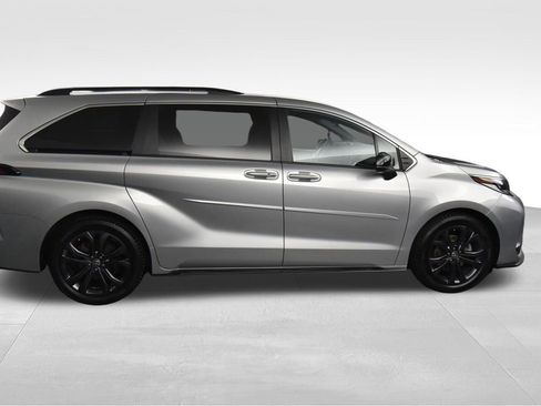 Used 2023 Toyota Sienna XSE w/ XSE Plus Package image 7