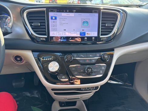 Certified 2024 Chrysler Pacifica Touring-L image 3
