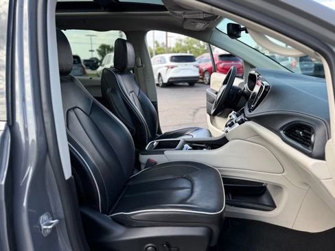 Used 2023 Chrysler Pacifica Limited FWD image 20