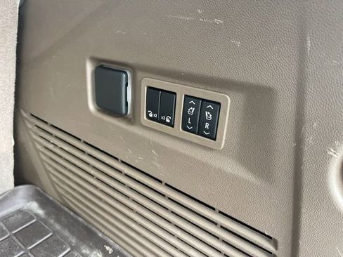 Used 2021 GMC Yukon Denali w/ Denali Premium Package image 19