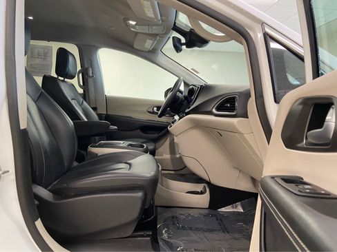 Used 2024 Chrysler Pacifica Touring-L FWD image 19