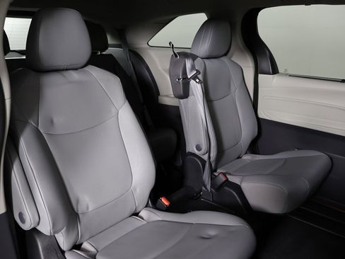 Used 2023 Toyota Sienna XLE image 30