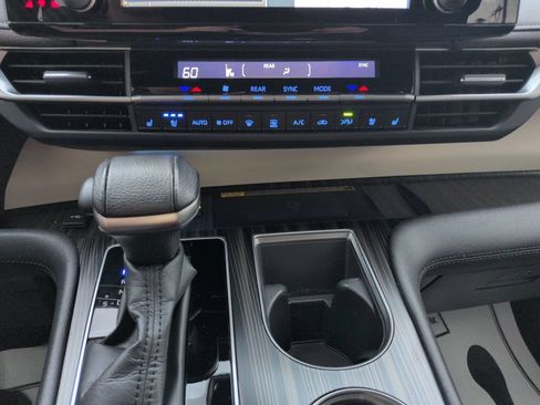 Certified 2022 Toyota Sienna Platinum FWD image 18