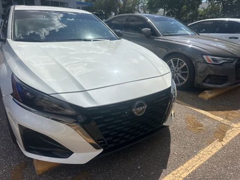 Used 2025 Nissan Altima 2.5 SR w/ SR Premium Package image 2