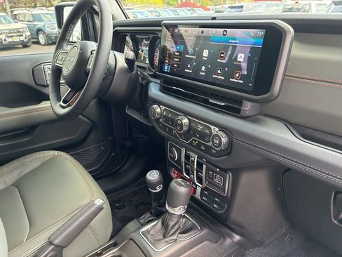 Used 2025 Jeep Gladiator Mojave image 29