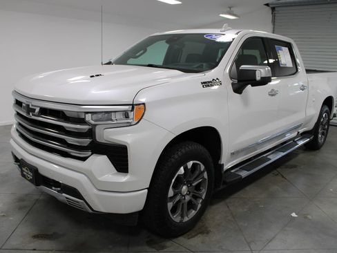 Used 2024 Chevrolet Silverado 1500 High Country w/ Technology Package AWD/4WD image 4