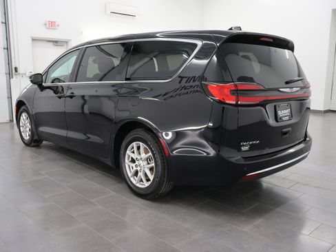 Used 2024 Chrysler Pacifica Touring-L image 6