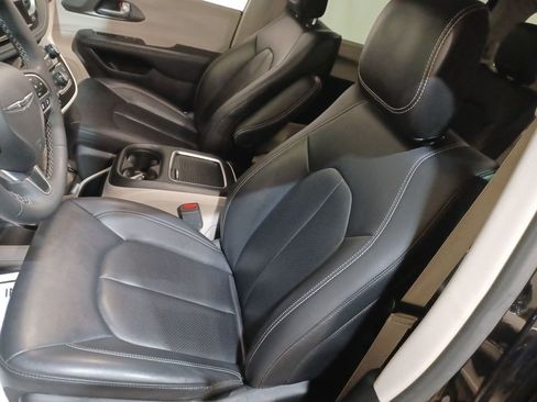Used 2024 Chrysler Pacifica Select image 13