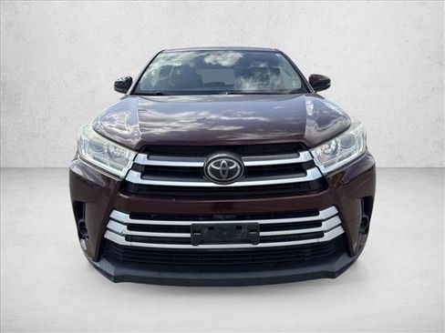 Used 2019 Toyota Highlander LE FWD image 2