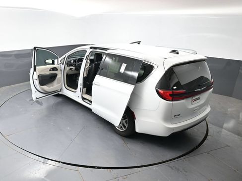 Used 2024 Chrysler Pacifica Touring-L FWD image 58