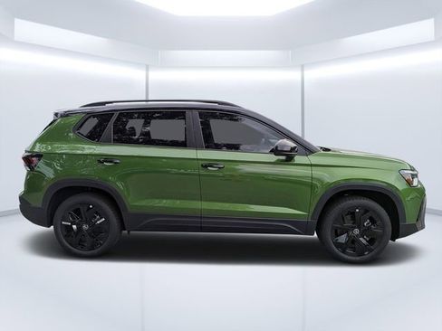 New 2026 Volkswagen Taos SE image 2