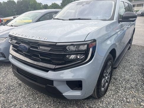 Used 2025 Ford Expedition Max Active AWD/4WD image 1