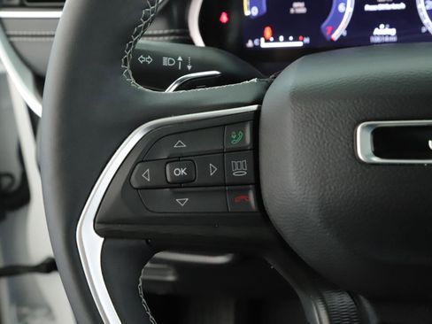 Used 2025 Jeep Grand Cherokee Altitude image 10