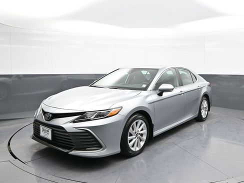 Used 2021 Toyota Camry LE image 1