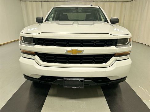 Used 2018 Chevrolet Silverado 1500 Custom w/ Custom Value Package image 3