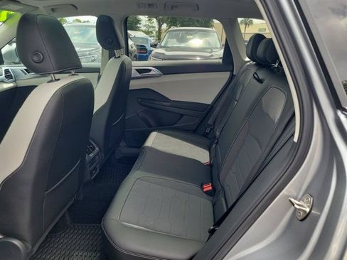 Used 2025 Volkswagen Taos SE w/ Panoramic Sunroof Package FWD image 13