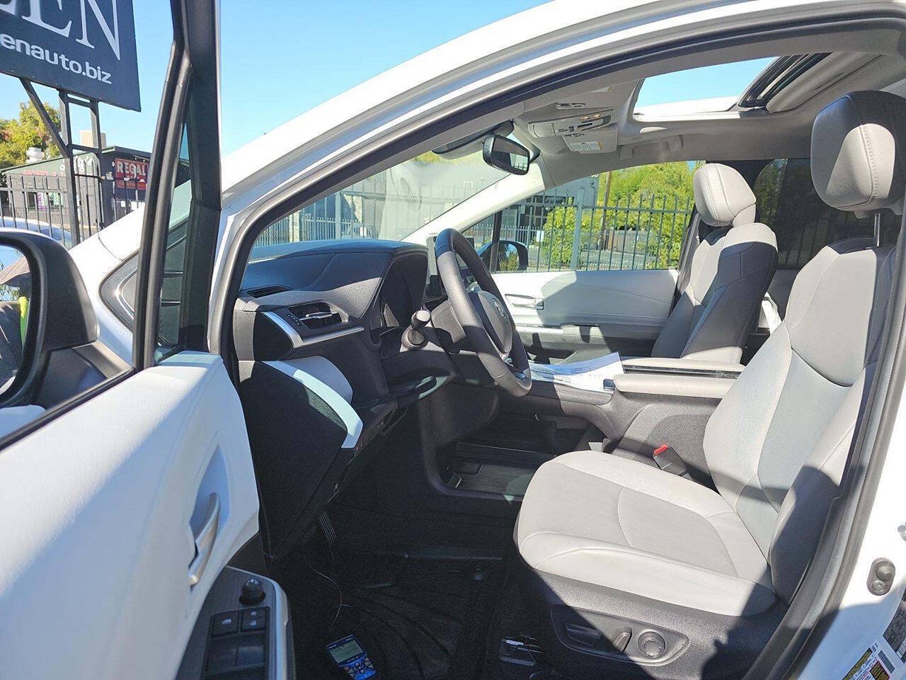 Used 2025 Toyota Sienna XLE w/ XLE Plus Package FWD image 14