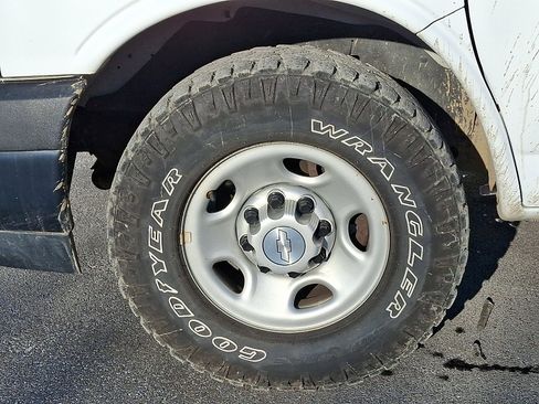 Used 2018 Chevrolet Express 2500 Extended image 9