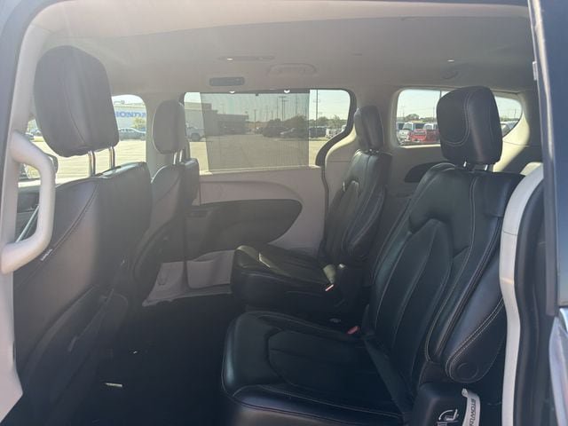 Used 2023 Chrysler Pacifica Touring-L FWD image 12
