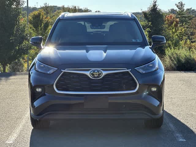 Used 2022 Toyota Highlander XLE AWD/4WD image 32