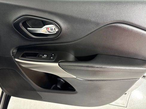 Used 2019 Jeep Cherokee Limited AWD/4WD image 18