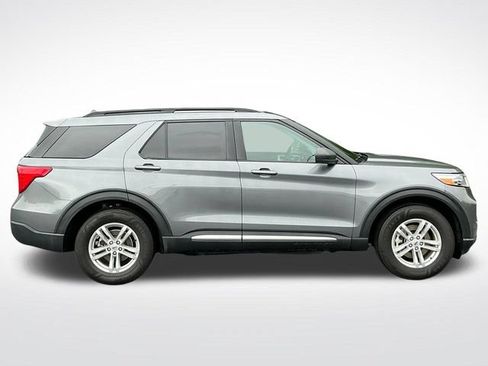 Used 2022 Ford Explorer XLT w/ Equipment Group 202A AWD/4WD image 8