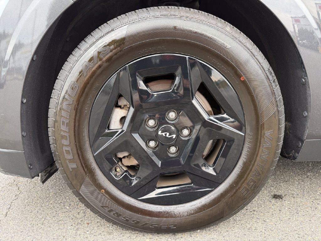 Certified 2025 Kia Carnival FWD image 9
