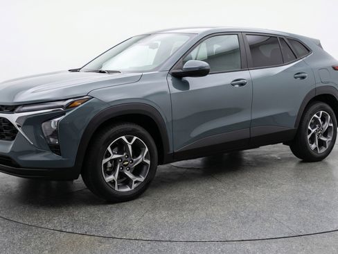 Used 2025 Chevrolet Trax LT FWD image 3
