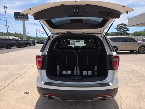 Used 2018 Ford Explorer XLT FWD image 8