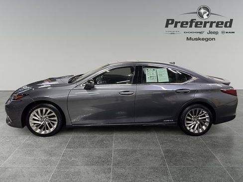 Used 2019 Lexus ES 300h w/ Accessory Package FWD image 9