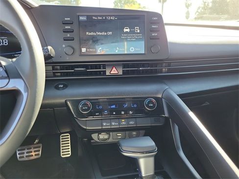 Used 2025 Hyundai Elantra Sport image 13