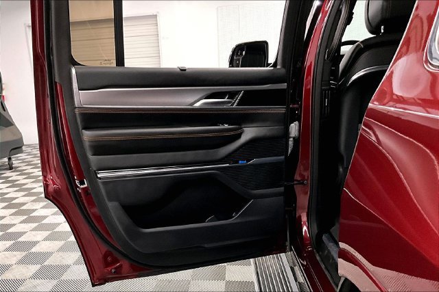 Used 2023 Jeep Grand Wagoneer Series III AWD/4WD image 23