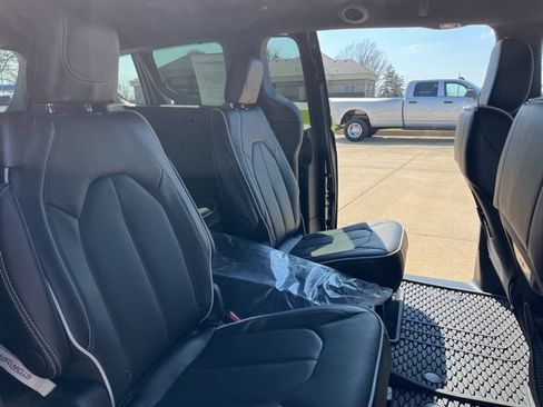 New 2026 Chrysler Pacifica Limited FWD image 20