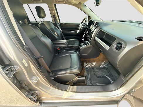 Used 2016 Jeep Compass Latitude image 24