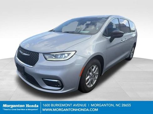 Used 2024 Chrysler Pacifica Touring-L FWD image 3