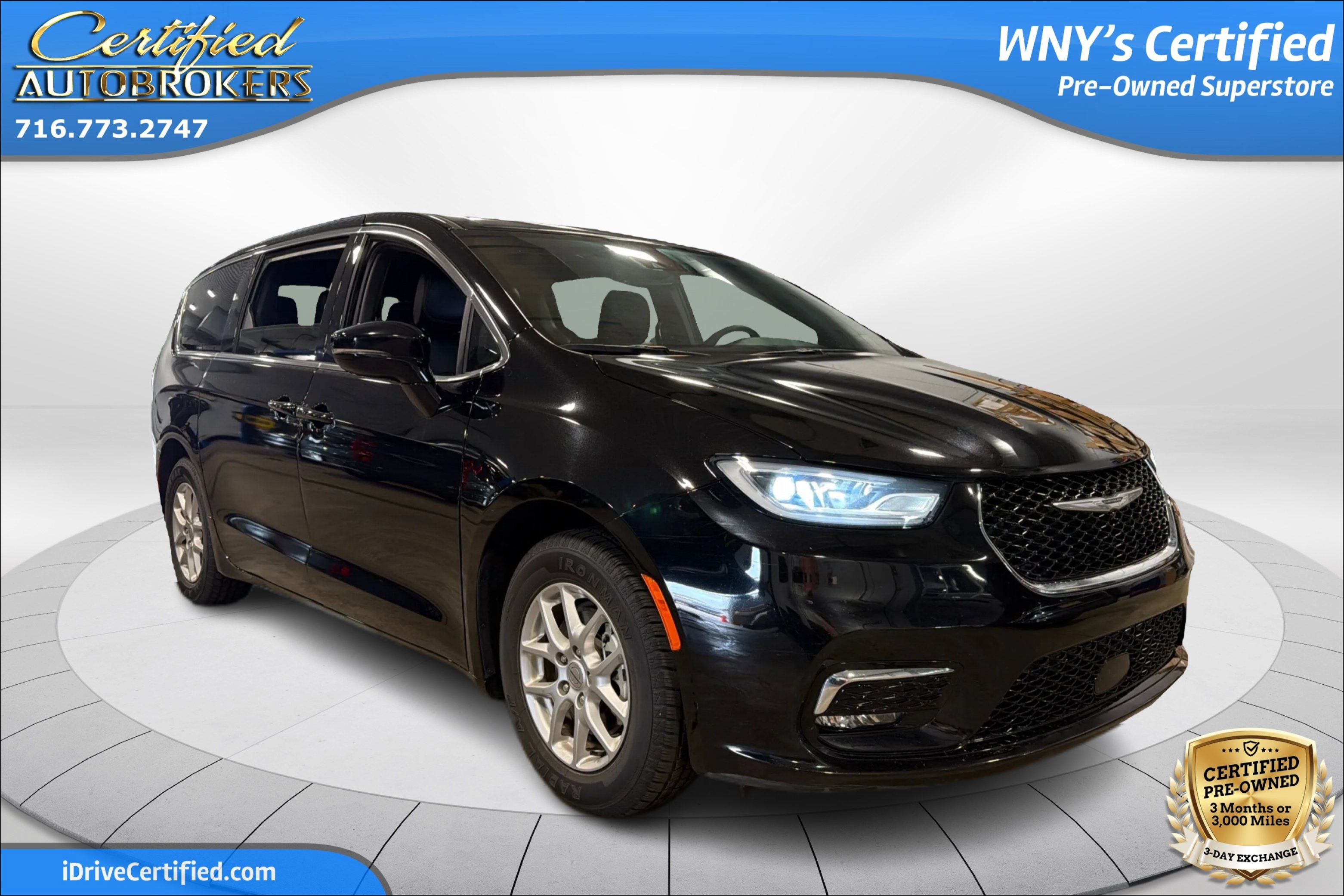 Used 2025 Chrysler Pacifica Select FWD image 3