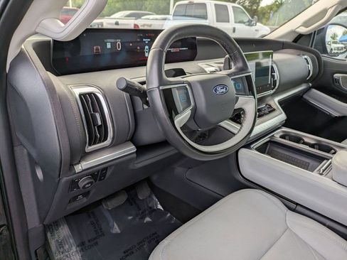 Used 2025 Ford Expedition Platinum AWD/4WD image 16