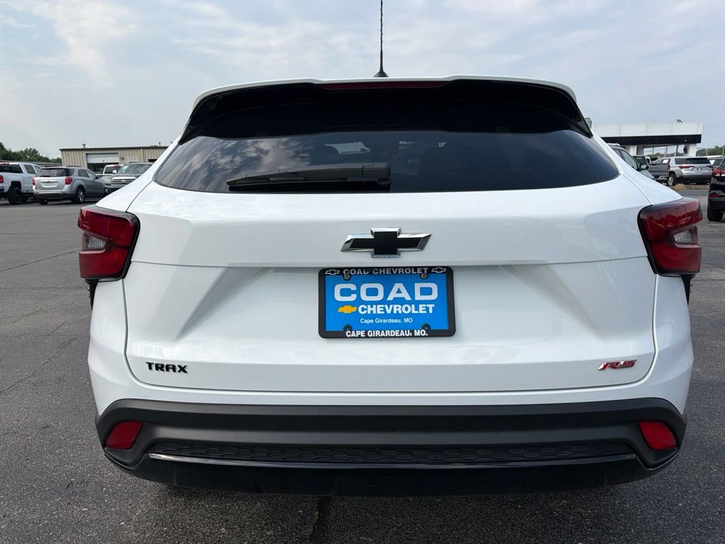 Used 2024 Chevrolet Trax RS w/ Sunroof Package FWD image 4